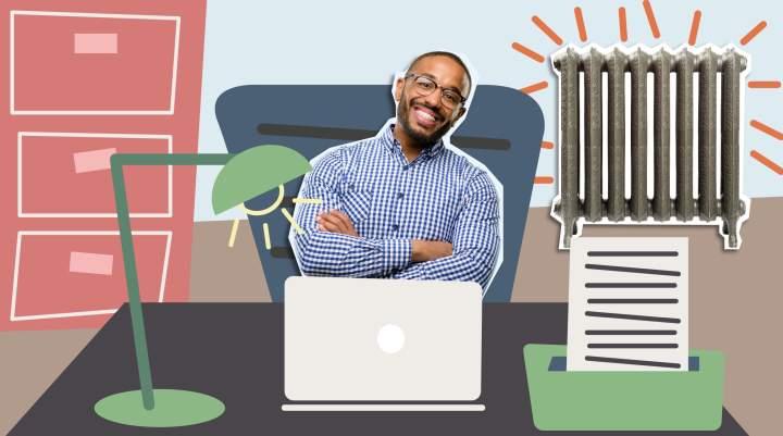 一个男人双臂交叉微笑地坐在一个虚构的办公室里.