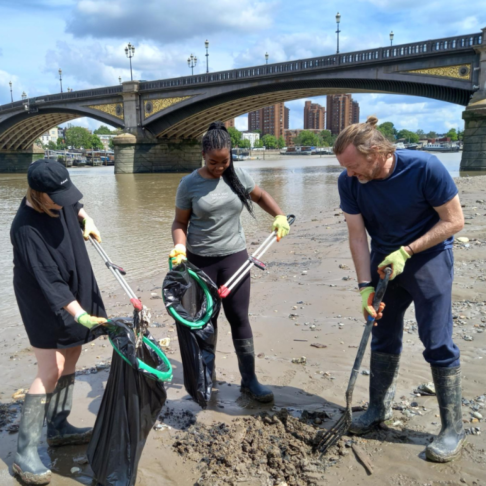 IABeers litter picking on the Thames